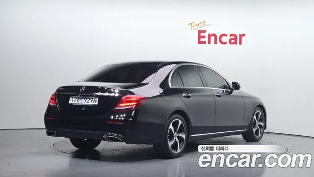 Mercedes-Benz E-Class 2019 thumb 9