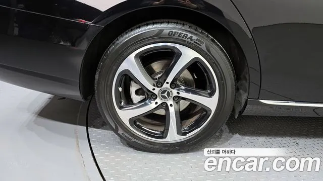 Mercedes-Benz E-Class 2019 thumb 10