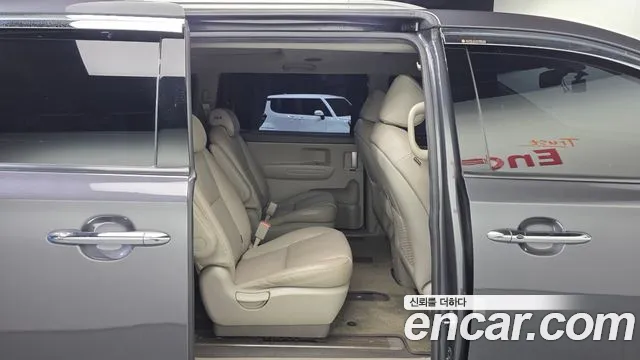 Kia Carnival 2016 thumb 3