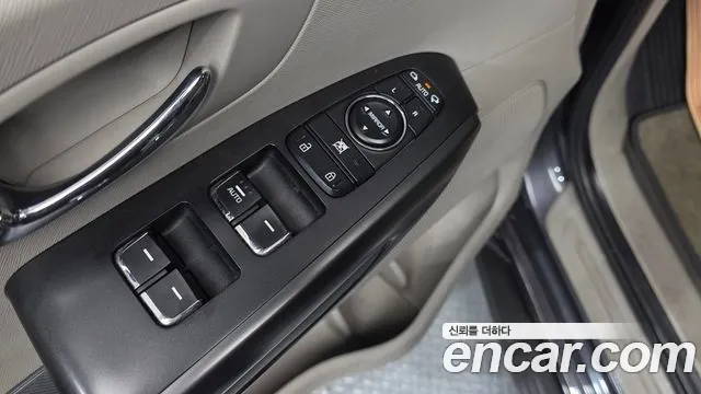 Kia Carnival 2016 thumb 2