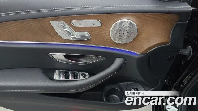 Mercedes-Benz E-Class 2023 thumb 3