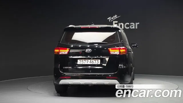 Kia Carnival 2017 thumb 5