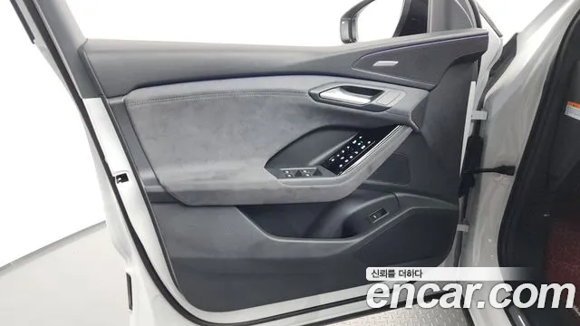 Audi Q6 e-tron 2025 thumb 2
