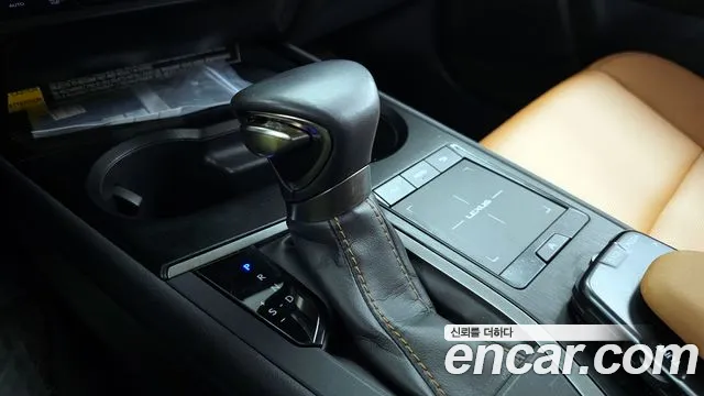 Lexus UX 2019 thumb 11