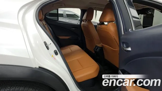 Lexus UX 2019 thumb 4