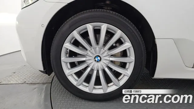 BMW 6 серии Gran Turismo 2020 thumb 11