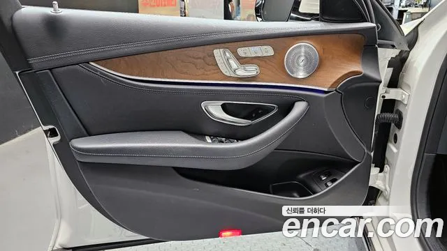 Mercedes-Benz E-Class 2019 thumb 8