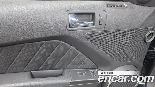 Ford Mustang 2011 thumb 3