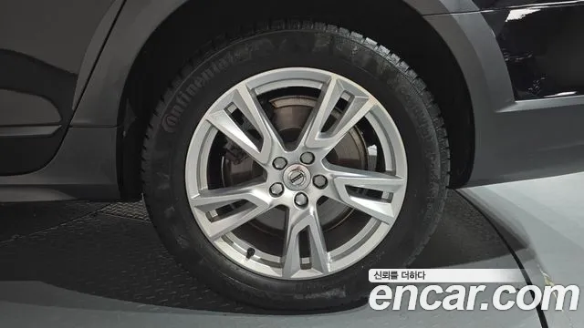 Volvo V90 Cross Country 2018 thumb 9