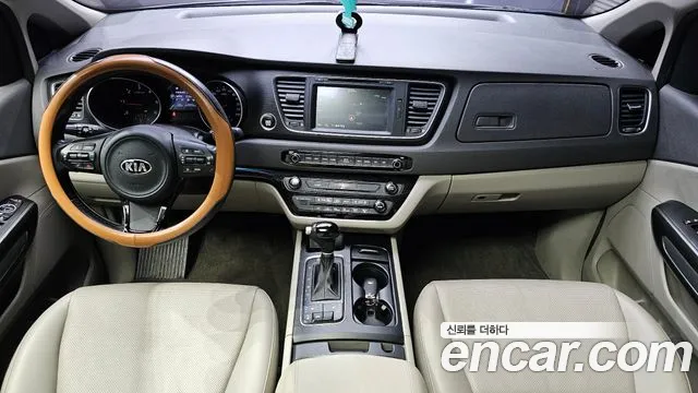 Kia Carnival 2015 thumb 6