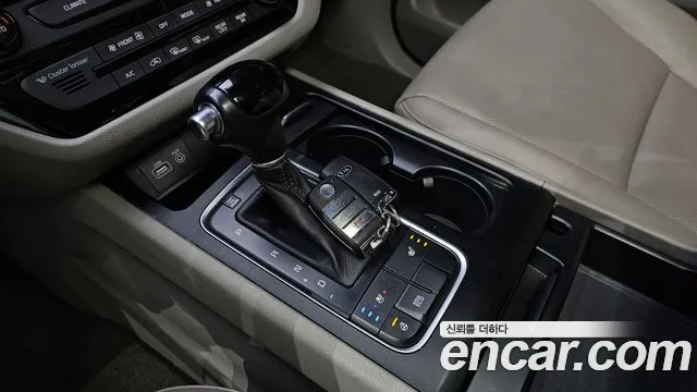 Kia Carnival 2015 thumb 10