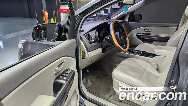 Kia Carnival 2015 thumb 11
