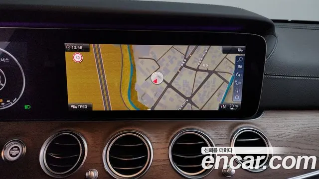 Mercedes-Benz E-Class 2018 thumb 12