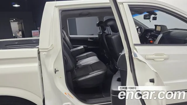 KGM Korando 2012 thumb 12