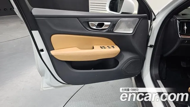 Volvo V60 Cross Country 2021 thumb 6