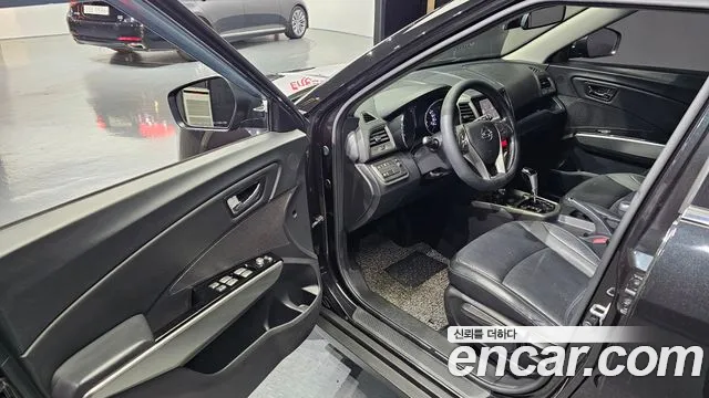 KGM Tivoli 2015 thumb 4