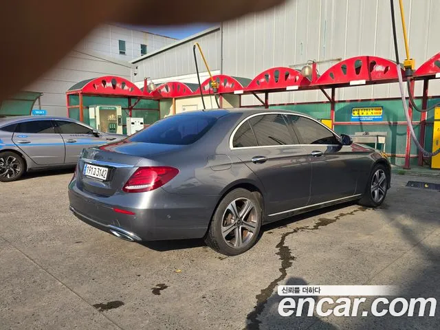 Mercedes-Benz E-Class 2019 thumb 9