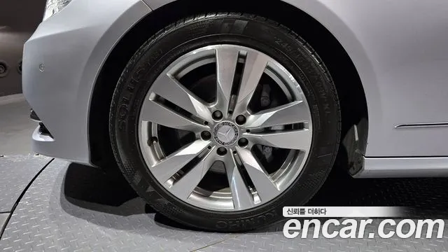 Mercedes-Benz E-Class 2009 thumb 8