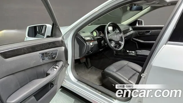 Mercedes-Benz E-Class 2009 thumb 3
