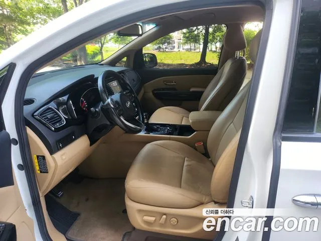 Kia Carnival 2017 thumb 11