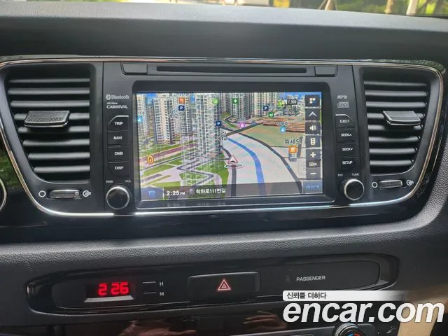 Kia Carnival 2017 thumb 2