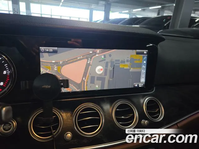 Mercedes-Benz E-Class 2018 thumb 11