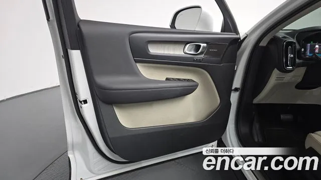Volvo XC40 2022 thumb 3