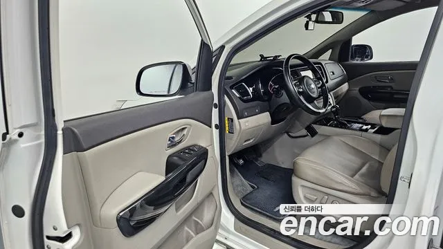 Kia Carnival 2016 thumb 5