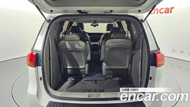 Kia Carnival 2016 thumb 10