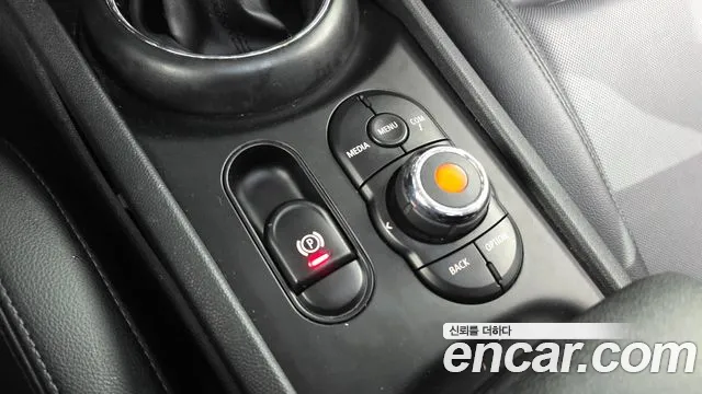 Mini Cooper Clubman 2018 thumb 10