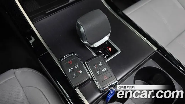 Land Rover Range Rover Velar 2025 thumb 12