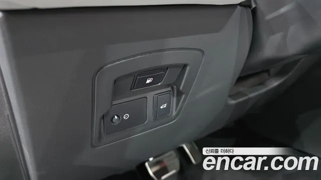 Land Rover Range Rover Velar 2025 thumb 8