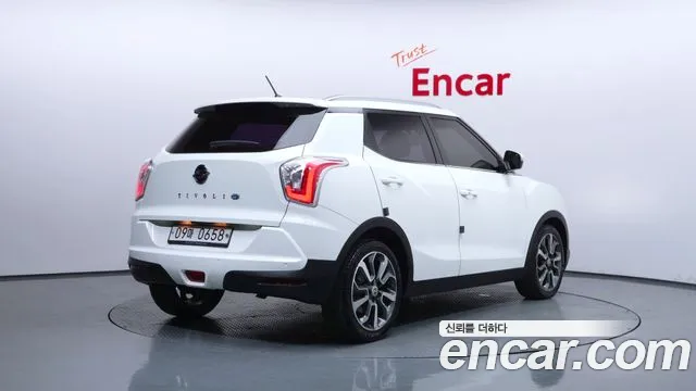 KGM Tivoli 2015 thumb 3