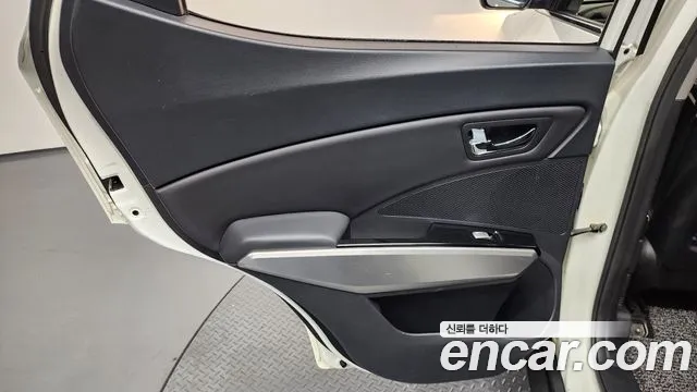KGM Tivoli 2015 thumb 9
