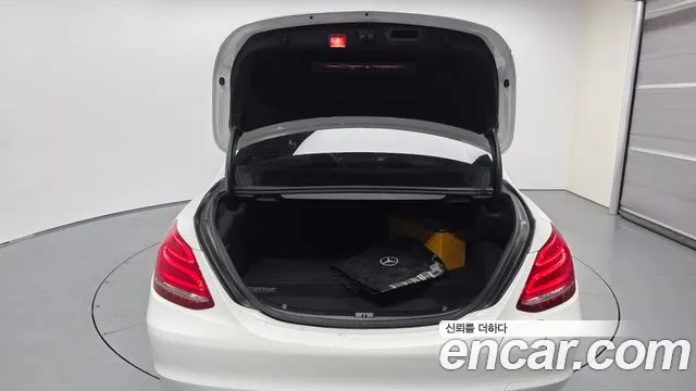 Mercedes-Benz C-Class 2018 thumb 9