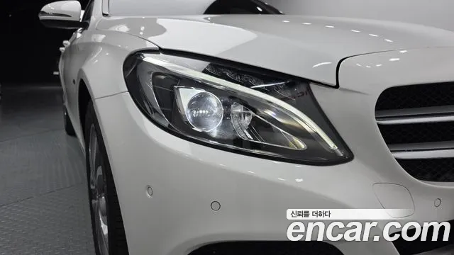 Mercedes-Benz C-Class 2018 thumb 2