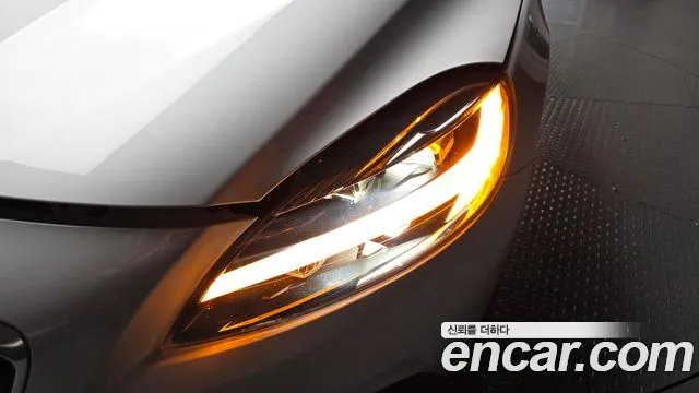 Volvo V40 Cross Country 2019 thumb 12