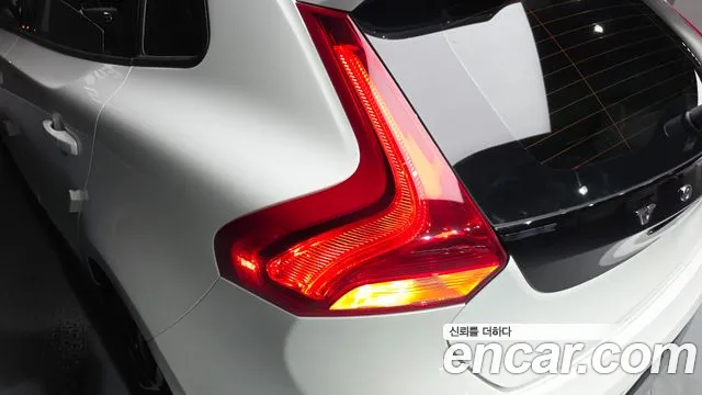 Volvo V40 Cross Country 2019 thumb 8