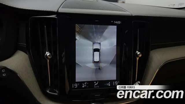 Volvo XC60 2018 thumb 10