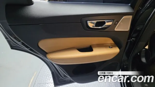 Volvo XC60 2018 thumb 2