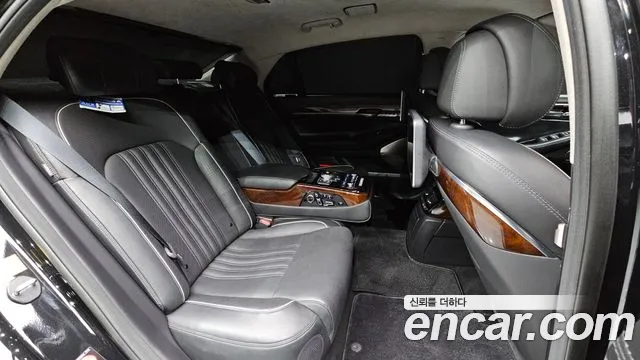 Genesis G90 2016 thumb 4