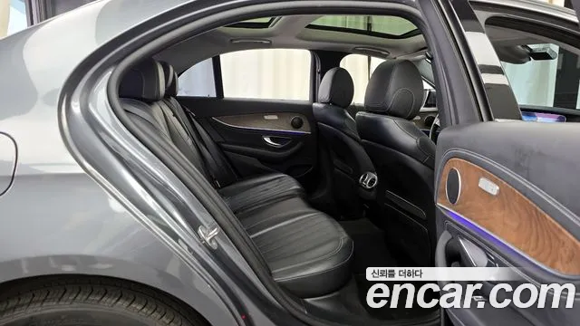 Mercedes-Benz E-Class 2017 thumb 10