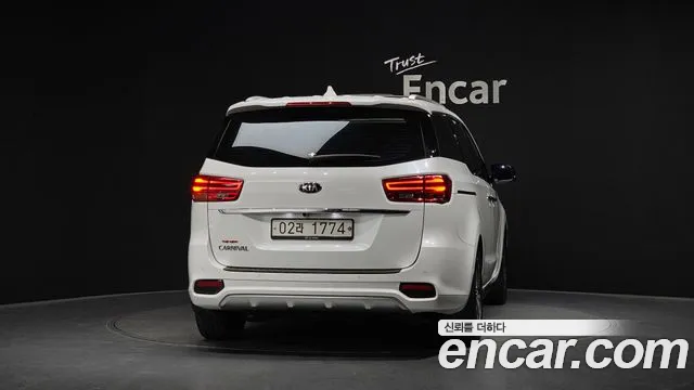 Kia Carnival 2018 thumb 2
