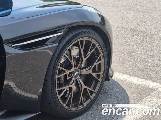 Aston Martin DB12 2025 thumb 2