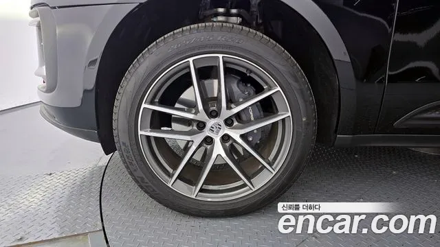 Porsche Macan 2024 thumb 4