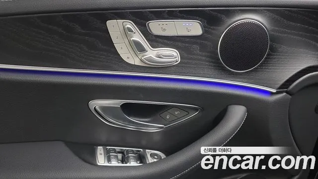Mercedes-Benz E-Class 2023 thumb 3