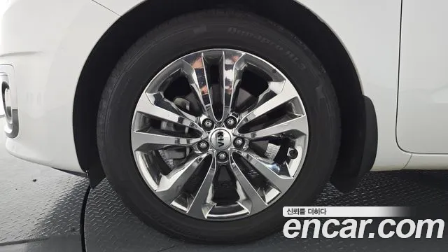 Kia Carnival 2017 thumb 10