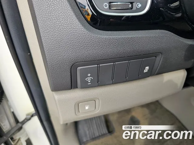 Kia Carnival 2016 thumb 10