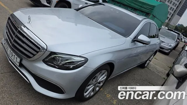 Mercedes-Benz E-Class 2018 thumb 9