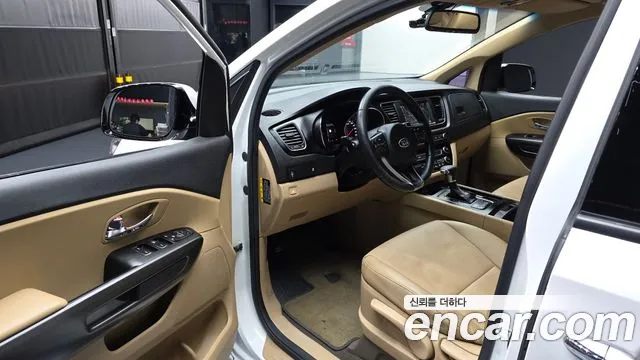 Kia Carnival 2016 thumb 10